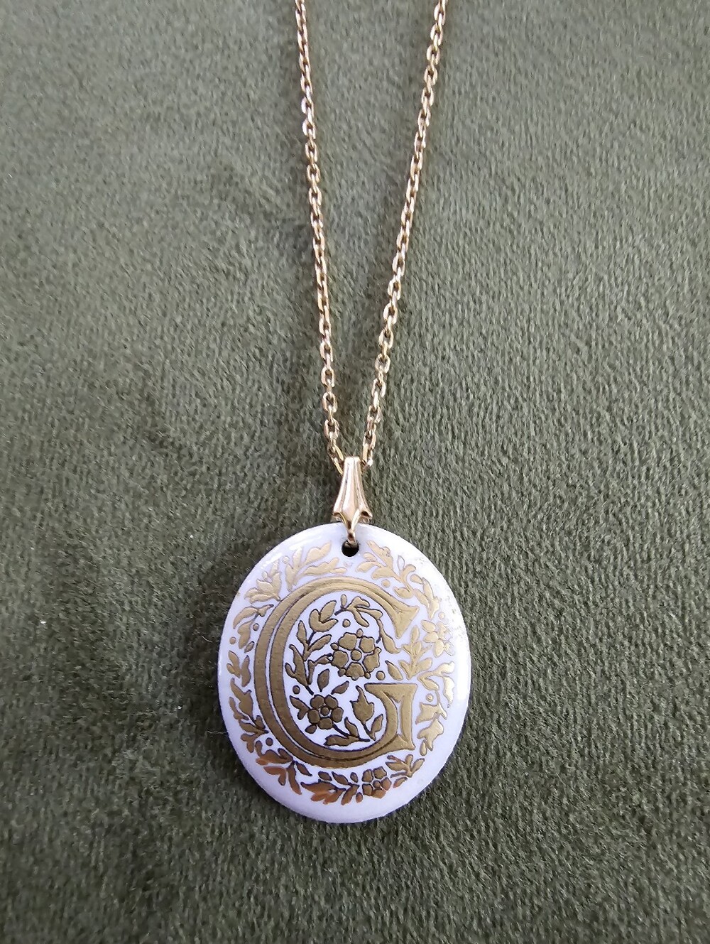 Vintage Avon Inital G necklace